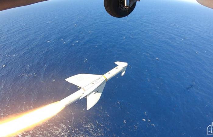 Der Abschuss von Rb 12 Penguin-Raketen und -Bomben durch die SH-16 und AF-1 Skyhawk der brasilianischen Marine wird aufgezeichnet