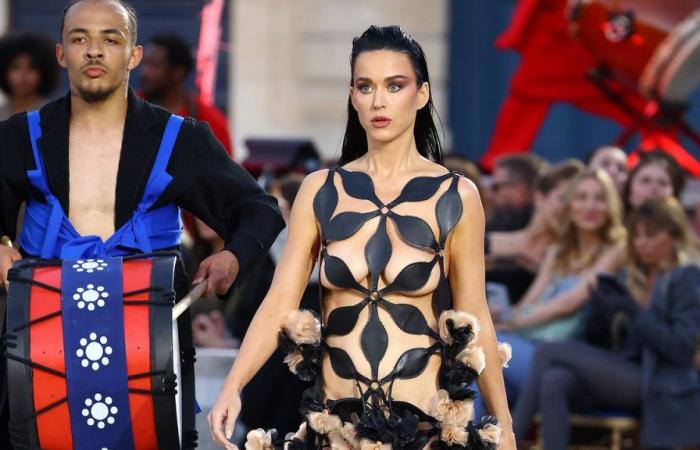 Katy Perry beeindruckt auf der Vogue World 2024 mit viktorianischen Stiefeln und nacktem Kleid