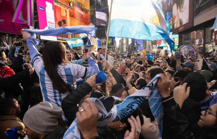 Die Fans der argentinischen Nationalmannschaft gewinnen den New York Cup und bereiten eine Flagge auf dem Times Square vor