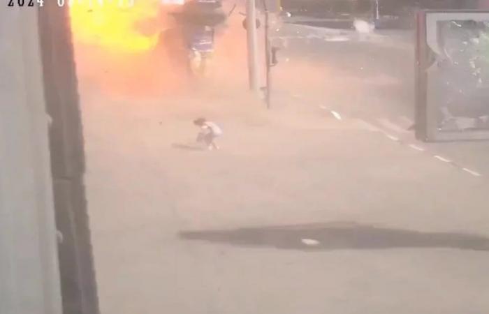Der Moment, als eine russische Bombe ein Wohngebiet in der ukrainischen Stadt Charkiw einschlägt