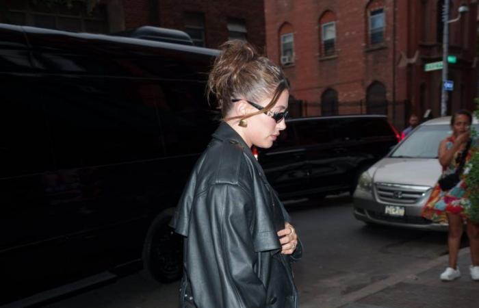Hailey Bieber, im siebten Monat schwanger, revolutioniert die Netzwerke mit einem engen transparenten Overall | Berühmt | S Mode