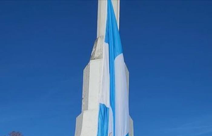 Golía leitete den Pledge to the Flag-Act auf der Plaza Belgrano
