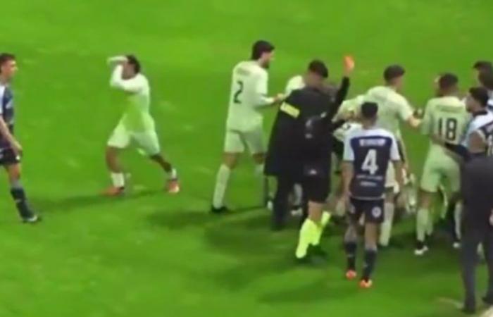 Video: Skandal mit Ananas, Verletzungen und Platzverweisen im Spiel zwischen Atlético de Rafaela und Aldosivi