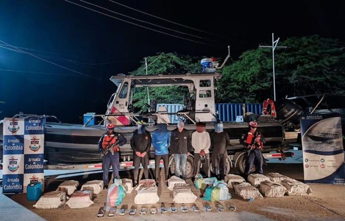400 Kilo Koka, die auf einem Boot in Santa Marta transportiert wurden, wurden beschlagnahmt