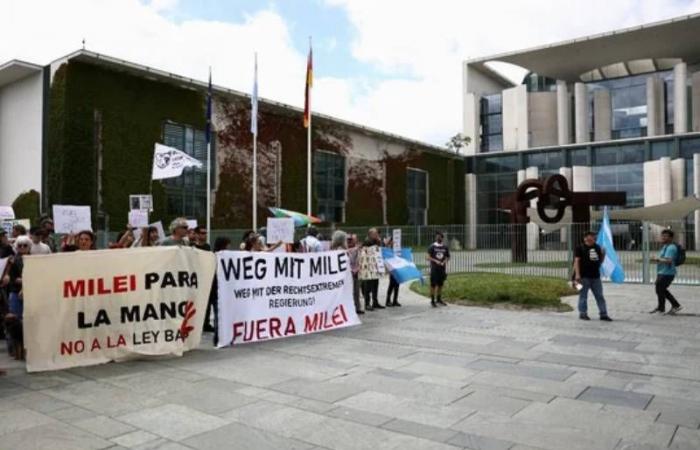 Hunderte Demonstranten lehnten Mileis Anwesenheit in Deutschland ab – Diario El Ciudadano y la Región