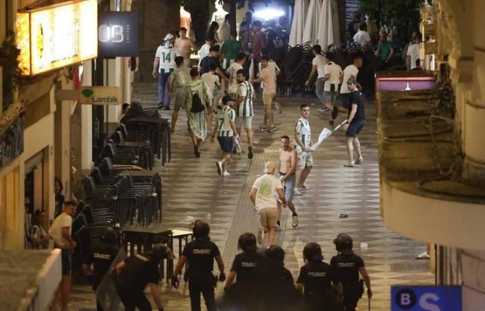 CÓRDOBA CF ASCENSO TENDILLAS | Die Polizei löst Gruppen von Fans auf, um den Aufstieg von Córdoba CF zu feiern