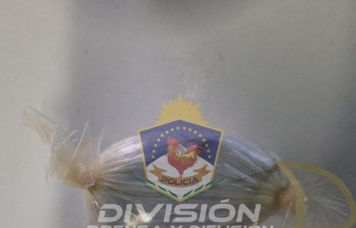 Sie entdecken eine Frau, die versucht hat, Drogen in einem Kondom zur Einheit 11 von Neuquén zu bringen
