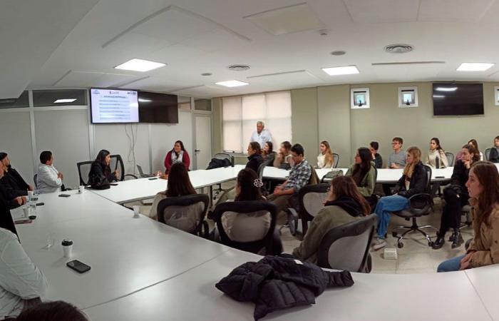 Dutzende Studenten der Favarolo-Universität kamen in Santiago del Estero an