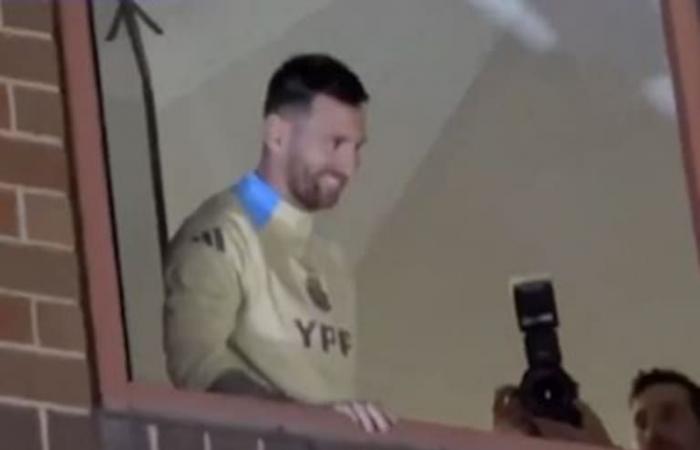 An seinem Geburtstag kam Messi heraus, um den Hotelbalkon zu begrüßen