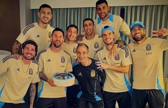 Die Intimität der Geburtstagsfeier von Lionel Messi mit der argentinischen Mannschaft: die Details in den beiden Kuchen und die Nachrichten seiner Teamkollegen
