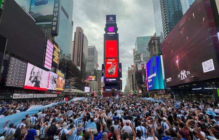 Tausende Argentinier versammelten sich auf dem Times Square, um das Team anzufeuern