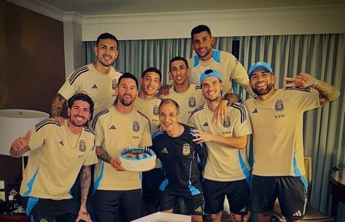 Leo Messi bedankte sich bei den Geburtstagsgrüßen und auf dem Foto fiel ein sehr argentinisches Detail auf