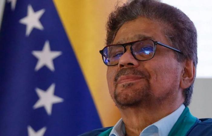 Ohne Hand und mit offensichtlichen gesundheitlichen Problemen: Das war das Wiederauftauchen von „Iván Márquez“ in Caracas mit der Zweiten Marquetalia