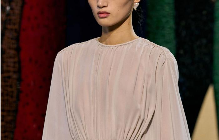 Griechische Göttin kleidet sich auf der Dior Haute Couture Herbst-Winter-Show 2024