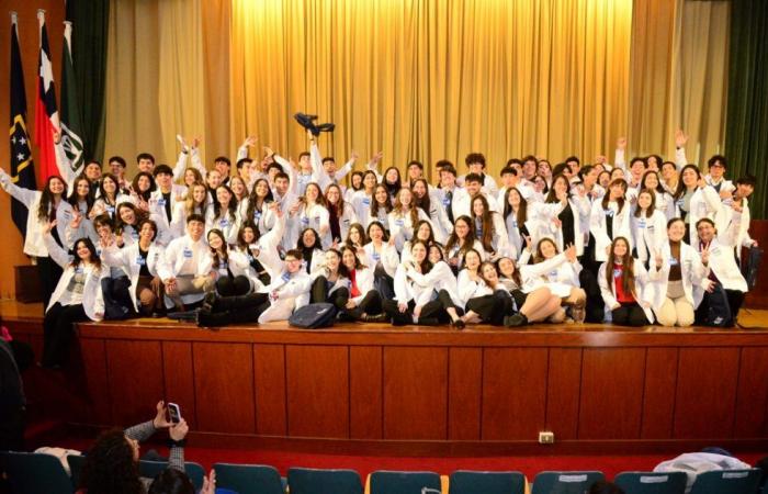 Universität Valparaíso – 134 Medizinstudenten im ersten Jahr wurden mit der traditionellen weißen Schürze ausgestattet und unterzeichneten den Ehrenkodex des Abschlusses