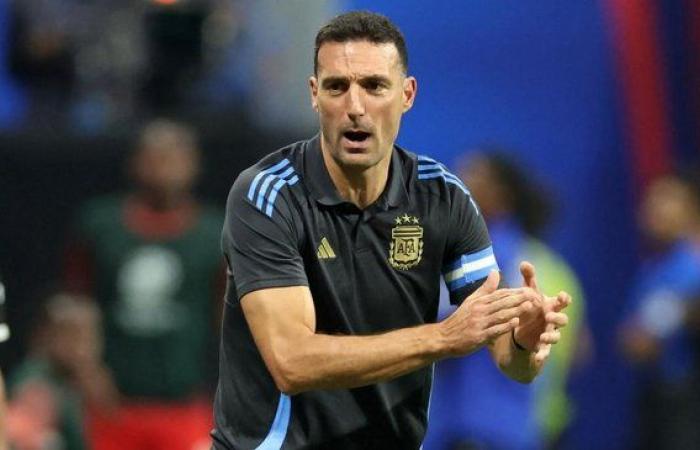 Mit einem Volleyschuss von Scaloni strebt die argentinische Nationalmannschaft den Einzug ins Viertelfinale gegen Chile an