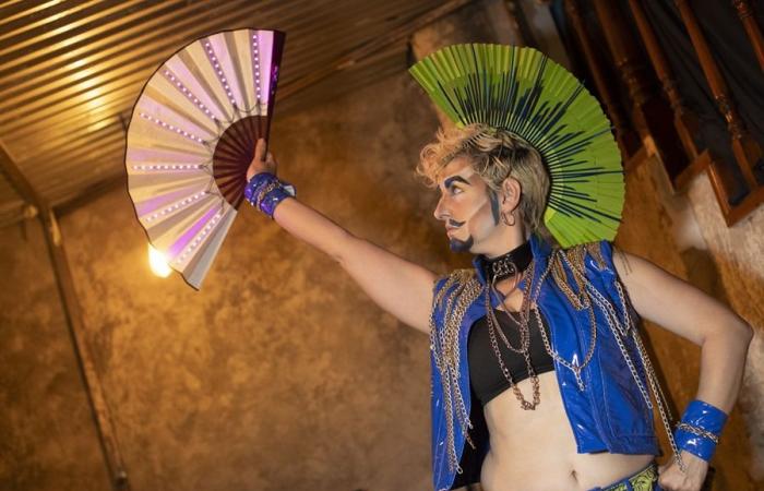 Die „Drag Kings“ gewinnen Räume, in denen sie männlichen Ausdruck in Kabarett verwandeln können