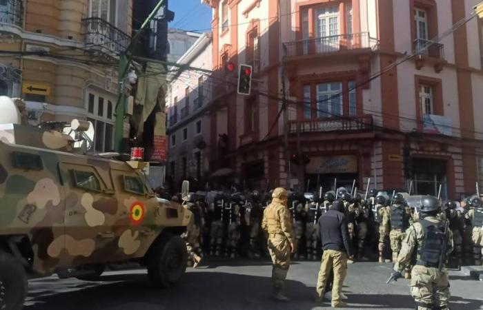 Die Armee versuchte, das Regierungshauptquartier – El Financiero – zu übernehmen