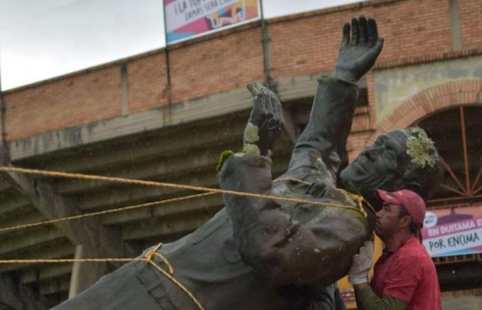 Statue von César Rincón stürzte vor der Stierkampfarena