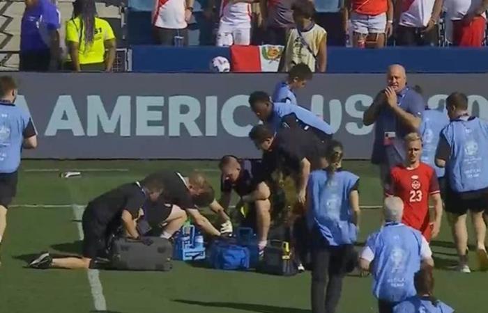 Schockierendes Bild: Linienrichter bricht im Spiel zwischen Peru und Kanada zusammen