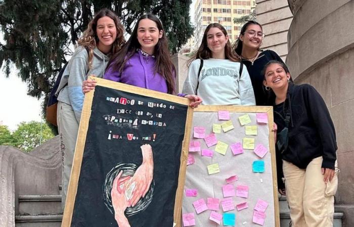 Die jungen Frauen, die über die Plätze von Córdoba gehen, um Botschaften der Hoffnung zu hinterlassen: die Reaktion der Menschen