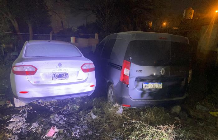 Sie saßen in einem gestohlenen Auto, verunglückten und die Polizei entdeckte „kalte“ Fahrzeuge
