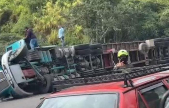 Video: Mit Kohle beladener Sattelzug kippte auf der Straße zwischen Bucaramanga und Rionegro um