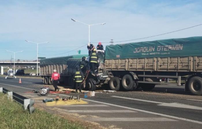 Schwerer Zusammenstoß von drei Lkw und einem Pkw in Circunvalación: Nach zwei Stunden wurde ein eingeklemmter Fahrer gerettet