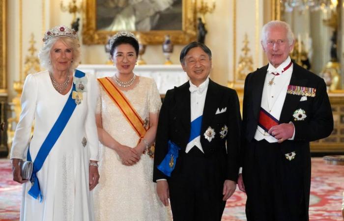 Königin Camilla trägt zum ersten Mal den Orden der Familie mit dem Porträt von König Karl III. | Menschen