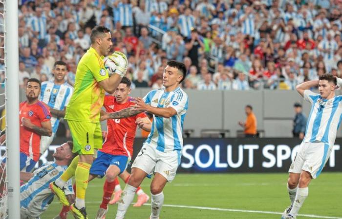 Claudio Bravos unerwarteter Einsatz für die Nationalmannschaft: „Peru ist mehr gelaufen als Argentinien …“ :: Olé