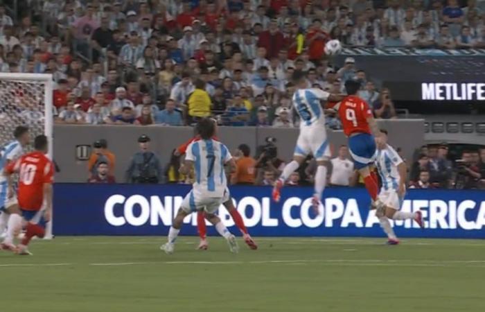 Die Ohrfeige gegen Víctor Dávila, die im Spiel Chile vs. Argentinien