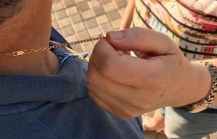 Auf einem Video ist zu sehen, wie einem Geschäftsmann in Bucaramanga eine Goldkette gestohlen wurde