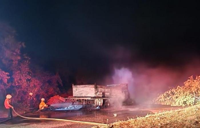 Bewaffnete Personen verbrannten einen Lastwagen auf der Hobo Road