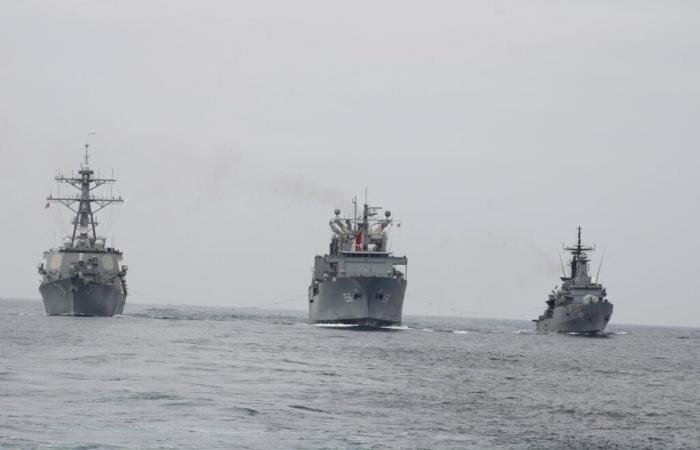 Die BAP Tacna der peruanischen Marine führte an der Seite des US-Zerstörers USS Porter Betankungsmanöver durch.