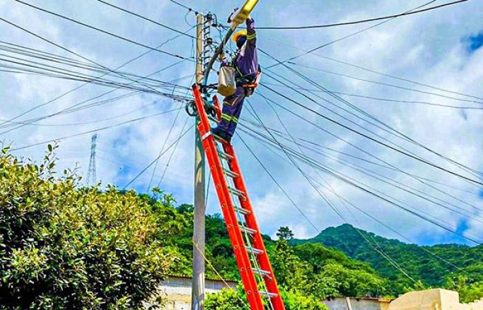 Wartung der öffentlichen Beleuchtung in ländlichen Gebieten von Santa Marta