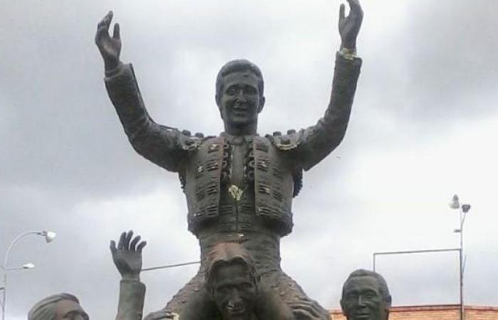 Der Tag, an dem sie in Kolumbien die Statue des großen Stierkämpfers César Rincón niederrissen, als wäre es die von Saddam Hussein