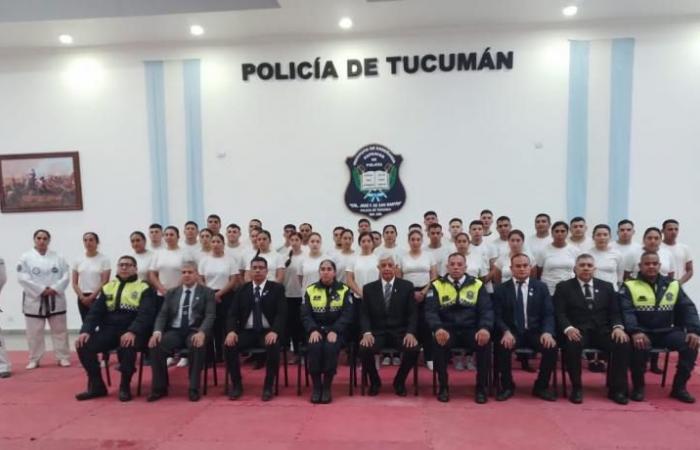 40 in Taekwondo ausgebildete Polizisten haben ihren Abschluss gemacht