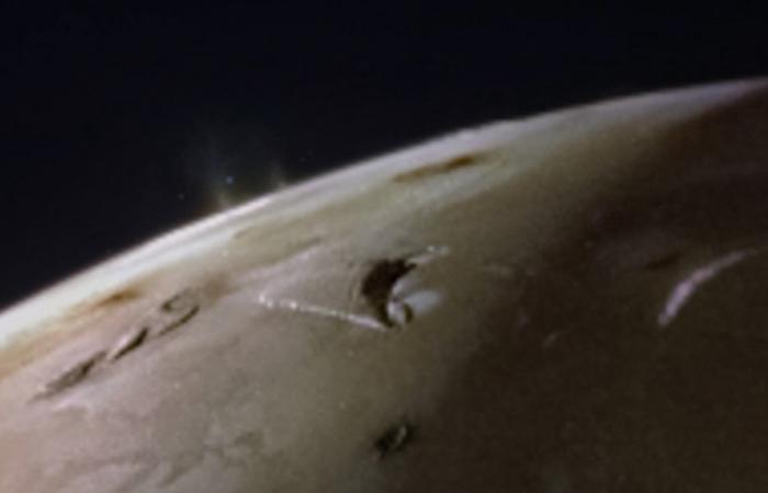 Lava-Calderas breiten sich über die gesamte Oberfläche des Mondes Io aus