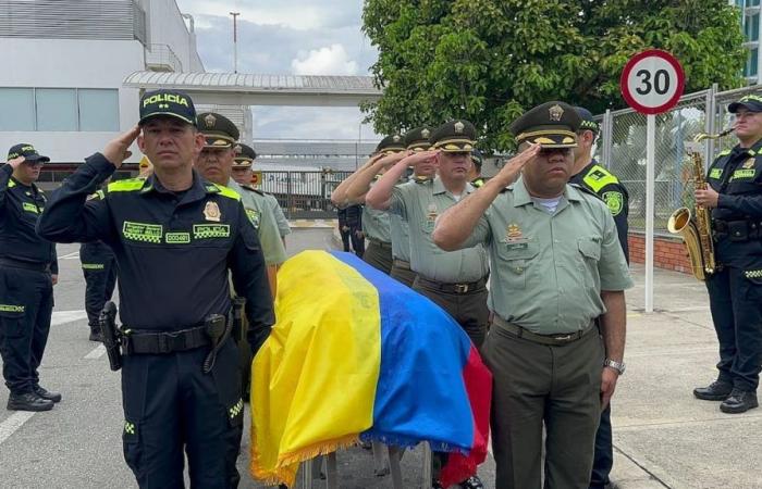 Die Leiche des in Arauca ermordeten Polizisten aus Santander wurde mit Ehren empfangen