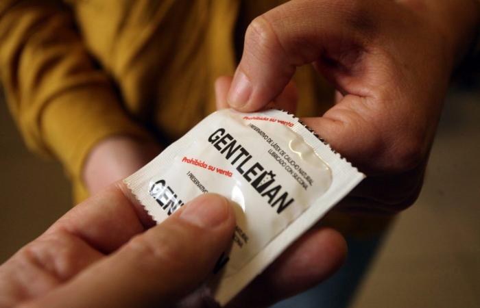 Die Nation hat seit mehr als drei Monaten keine Kondome verschickt und Mendoza versucht, das Angebot zu „bewirtschaften“.