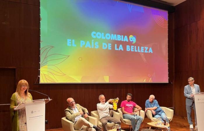Kolumbien präsentiert Programme als Gastland bei der LGBTIQ+ Pride-Party in Madrid