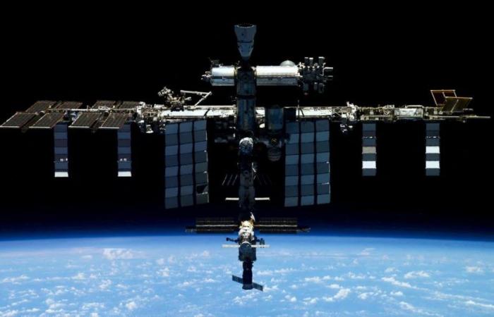 Welches Fahrzeug wird SpaceX bauen, um die Internationale Raumstation aus der Umlaufbahn zu bringen?