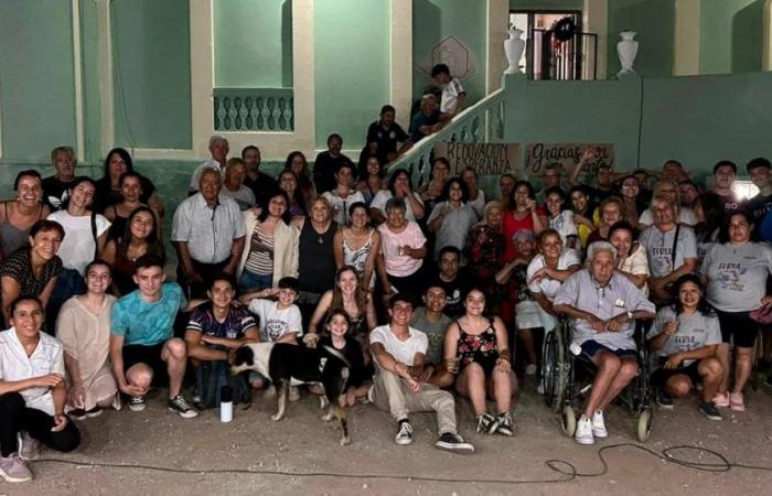 Welche Arbeit leistete die Solidaritätsgruppe, die in einer Stadt in Córdoba ein Altenheim renovierte?