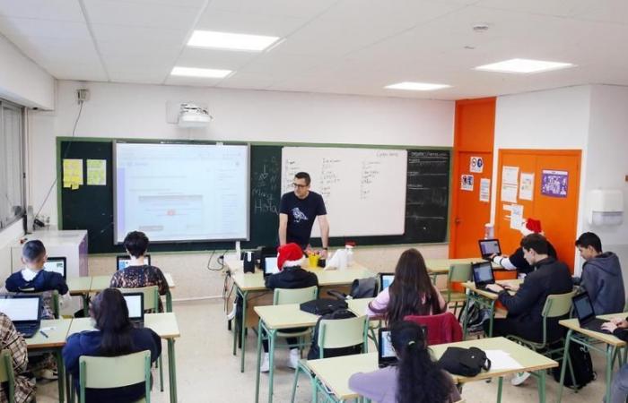 Galizische Schüler mit einem digitalen Buch erhalten druckbare Zusammenfassungen jeder Unterrichtseinheit