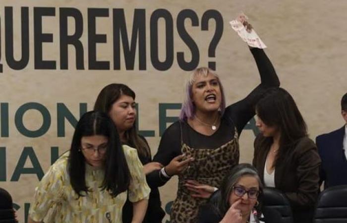 Die Abgeordnete María Clemente protestiert im Plenum gegen die Reform der Justizgewalt