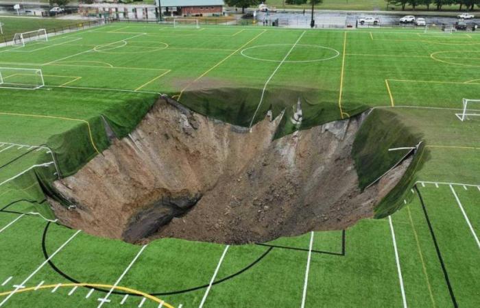 Ein 30 Meter breites Erdloch hat in den USA ein Fußballfeld „verschluckt“.