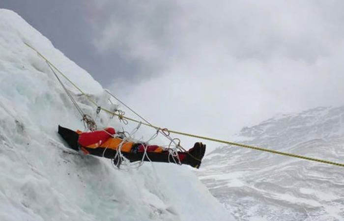 Das Schmelzen des Everest bringt die Leichen von Bergsteigern und Tonnen von Müll zum Vorschein