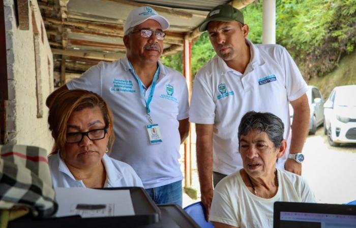 Das Büro des Bürgermeisters wird mit seinem institutionellen Angebot zur Feier des Bauerntags im Dorf Machete Pelao eintreffen