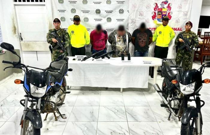 Drei gefangene Männer und zwei beschlagnahmte Gewehre verlassen den Polizeieinsatz in Córdoba