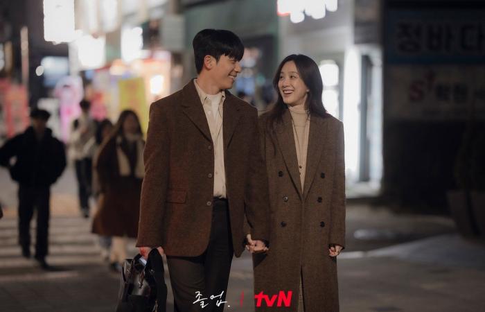 Wi Ha Joon und Jung Ryeo Won gehen in „The Midnight Romance In Hagwon“ glücklich Hand in Hand.